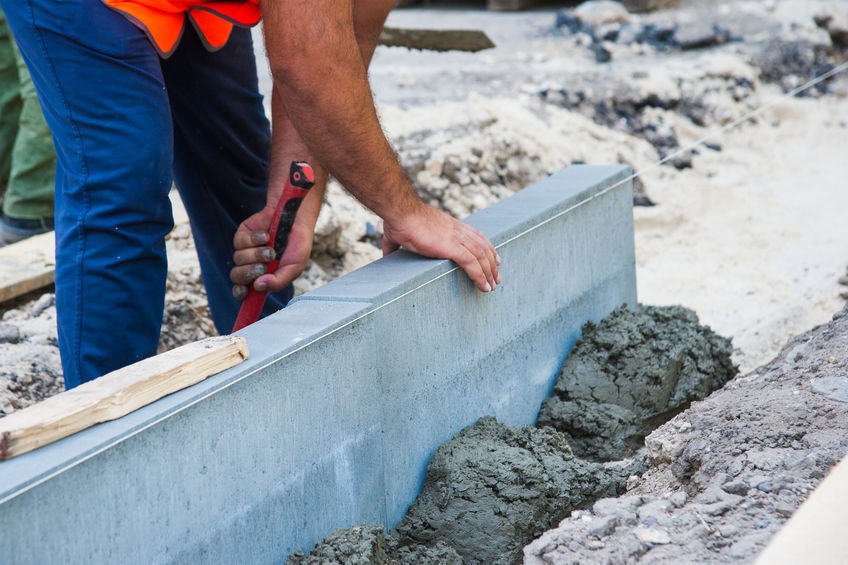 Szegélykő lerakása közben