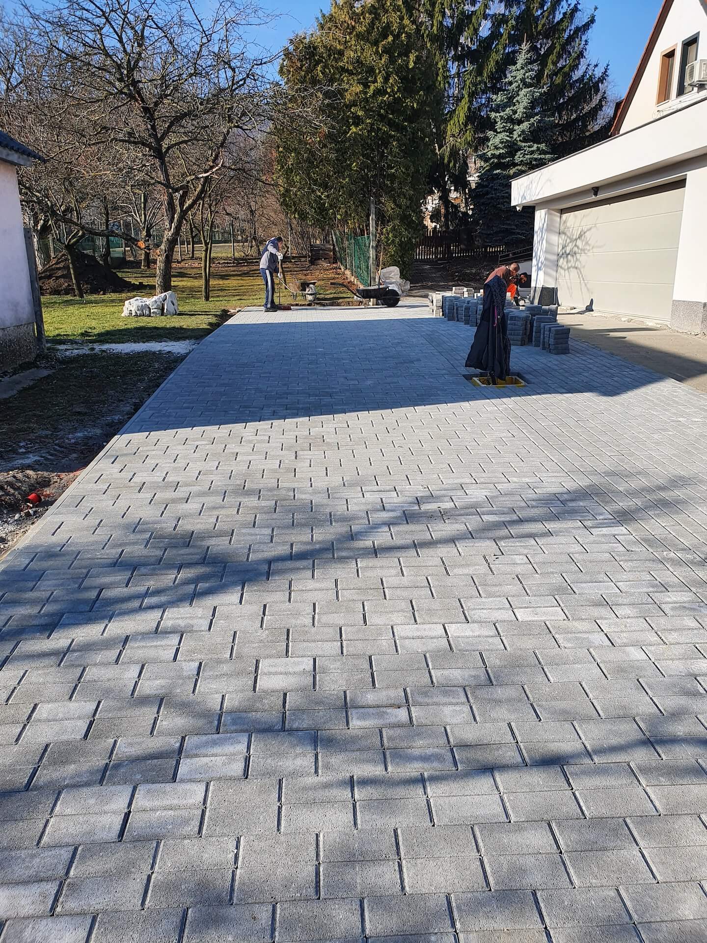 Térkövezés közben