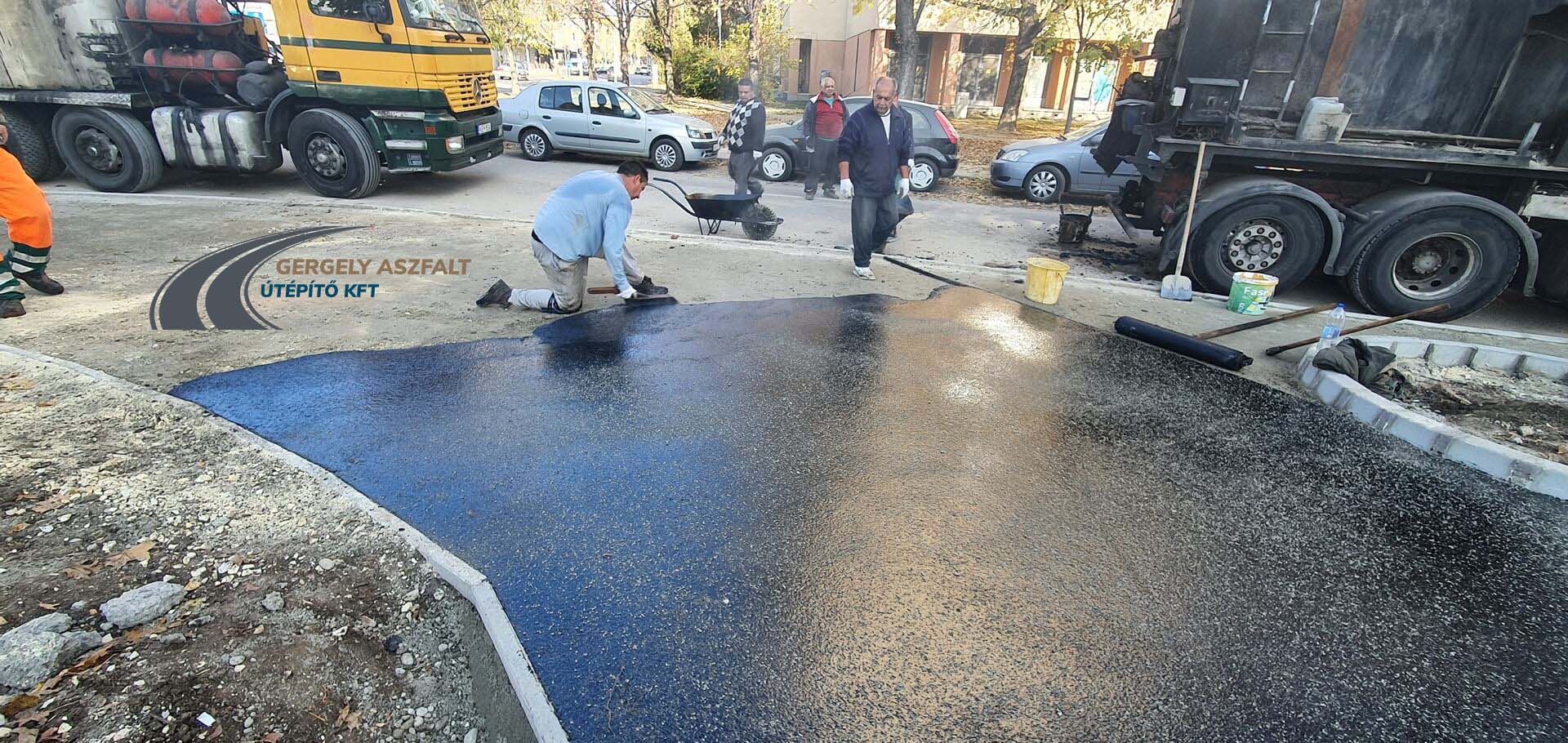 Öntött aszfaltozás közben